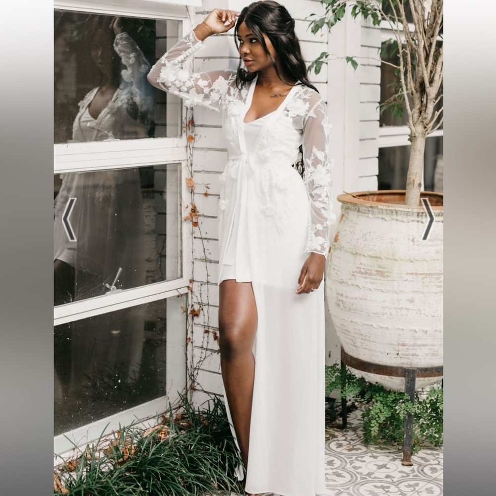 Elegant White Lace Robe